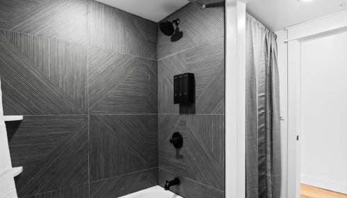 Modern Mountain Escape Sleeps Large Groups - Foto 2