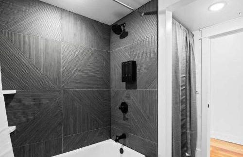 Modern Mountain Escape Sleeps Large Groups - Foto 2