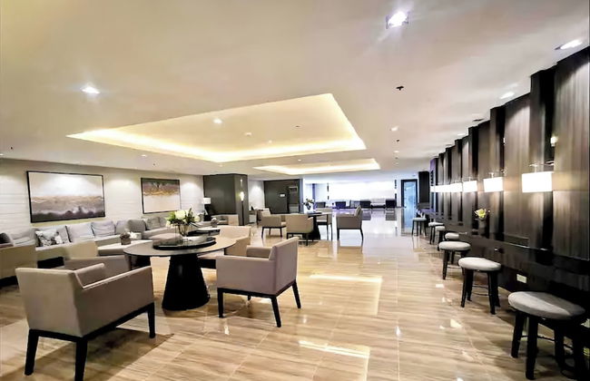 Luxurious White & Gold Haven in Makati - Foto 2