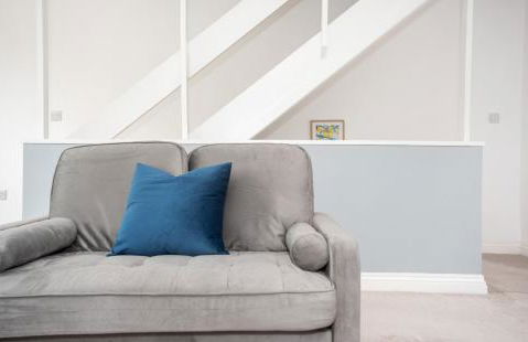 Beautiful Orpington Home w Pool Table and Driveway - Photo 48