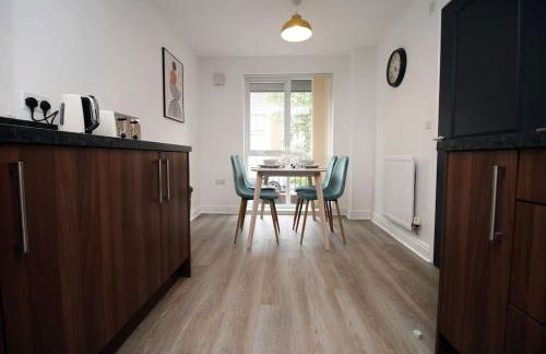 Modern and Cosy 3 Bed House Close to Cardiff City Centre perfect for Family Relocations, Contractors & Groups by Gurkha Stay with Free Parking and Wifi - Foto 17