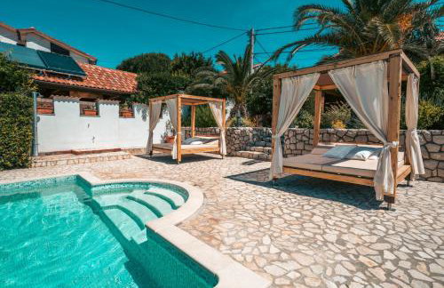 Apartments by the Beach with Pool and Lounge Beds - Miral Apartments - Foto 5