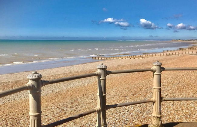 Beachfront Apartment With Woodburner & Courtyard - Photo 28