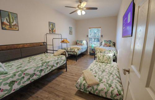 Game Barn, Cowboy Pool, 17ft Movie Screen - sleeps 10 - Foto 49