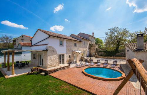 Villa Milena, a Rustic Summer Haven with Pool, Pets Welcome! - Foto 1