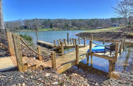 Sleeps 22, Lakefront w/ Private Dock & Pool, 2 Houses Lake Living by Avantstay - Foto 26