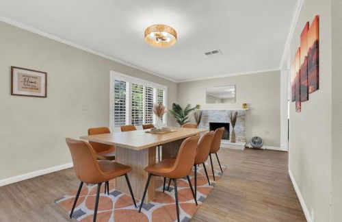 Spacious 4BR plus Den with Pool, Jacuzzi, BBQ, Near Strip - Foto 22