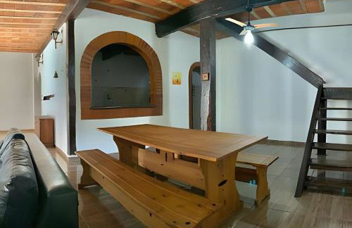 Casarão Miguel Pereira - Refúgio na Natureza com Lareira Externa, Piscina, Fondue e Amplo Jardim - 12 Min do Parque Terra dos Dinos - Foto 37