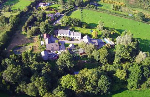 Rural Farm Stay with 6 cottages, 4 miles to Barnstaple, Pet friendly, Daily animal experiences, Outdoor heated pool, Games barn, Free fast WiFi, Free parking - Foto 2