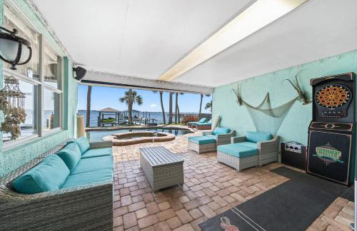 Game Room Theater Luxurious Waterfront Retreat - Photo 44