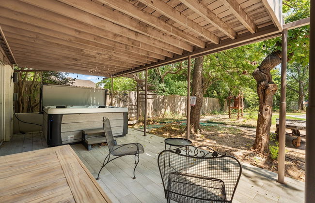 Spacious Family Home w Pool Hot Tub Large Yard - Photo 36