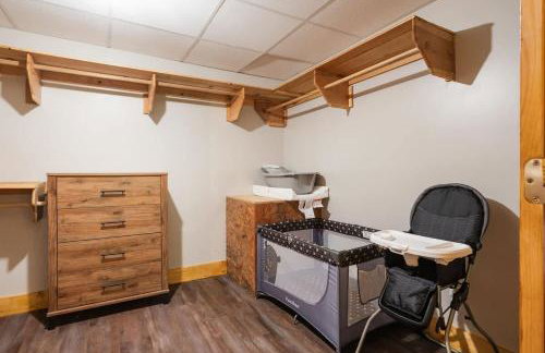 Modern Cabin with Luxury Gym, Firepit + Game Room! - Foto 15