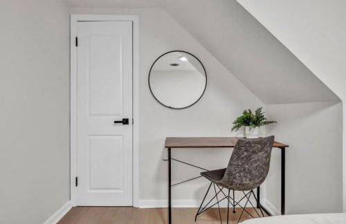 NEW! Modern Retreat Near CLE-Game Room-Renovated - Foto 10