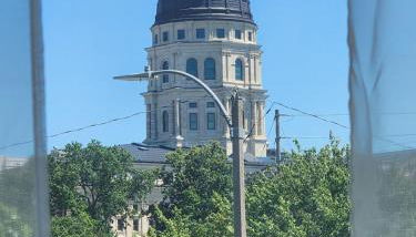 Spacious 2BR Apt Downtown, 2 Blocks from State Capitol - Photo 4