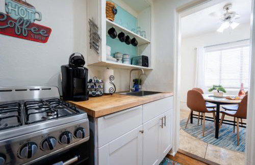 Breezy 1BR Retreat Walk to UofA and Spring Fun - Foto 40