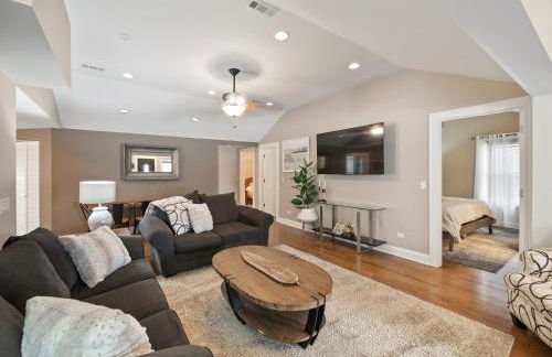 Cheerful 5-bedroom w/Screened Patio, Sleeps 10 in the heart of Fremont! - Foto 15