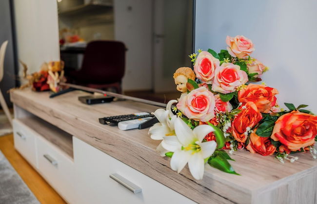 Modern Oasis With Terrace - Photo 14