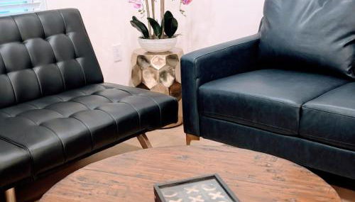 Custom Design Kitchen King Beds Laundry Large TVs - Foto 5