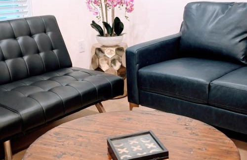 Custom Design Kitchen King Beds Laundry Large TVs - Foto 5