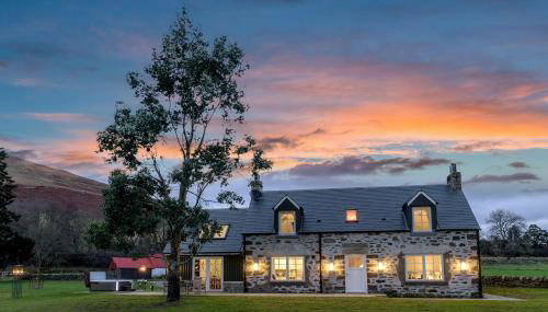 Dalveich Cottage, hot tub, 2 bedroom, Lochearnhead - Foto 4, Garden, Garden view