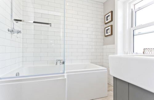 COASTGUARD COTTAGES by BOURNECOAST - A Charming Victorian Holiday Home with SEA VIEWS, HOT TUB and Garden - HB6098 - Foto 24