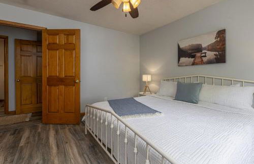 Upscale Lakefront Home w Dock & Kayaks - Photo 24