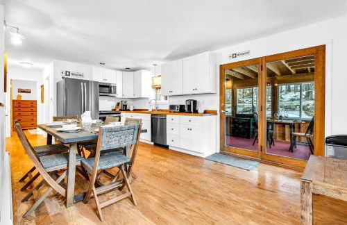 Thomas Trail - Game Room, Fire Pit, 1 min to Ski Mountain & Shared Beach! - Foto 11