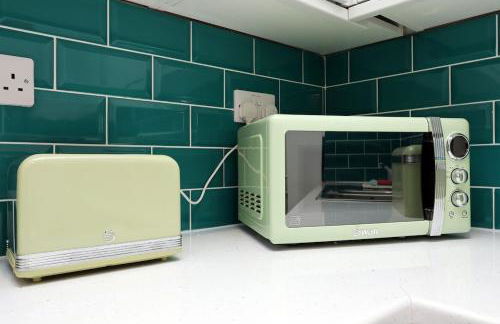 Modern 3 Bed - M4 ACCESS - Wi-Fi - Photo 64