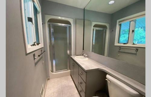 Cozy 4BR 3BA Home- Train to NYC, USOpen, CitiField Mets, MSG, Walk to Harbor & Golf - Photo 10