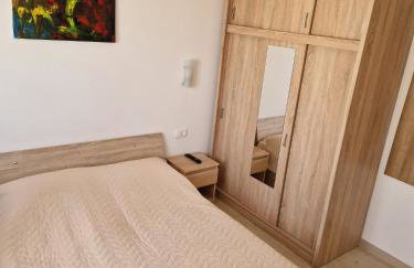 Apartments by the Beach with Pool and Lounge Beds - Miral Apartments - Foto 16