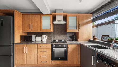 Spacious 3-BR Home-Driveway, Sky-TV-Fast WiFi - Foto 3, stove, toaster