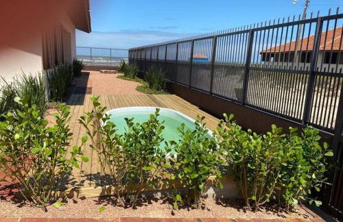 Casa com piscina a beira mar - Foto 1