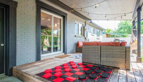 Mid-Mod Marvel Central Game RmWet Bar Patio - Foto 3