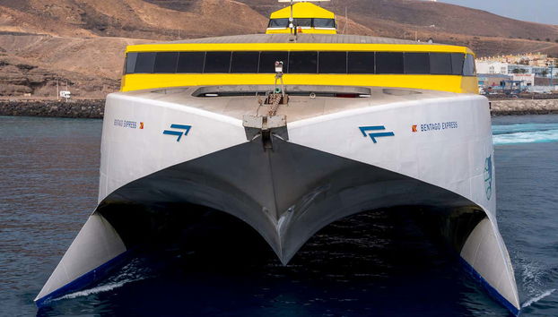 Admirando as vistas de Fuerteventura do barco