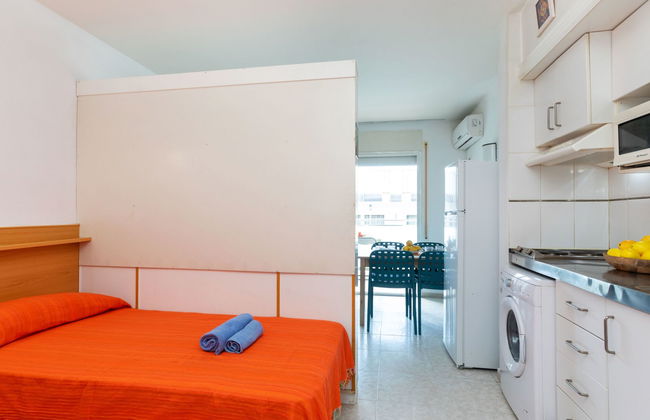 Apartment in Salou with swimming pool and terrace - Photo 13