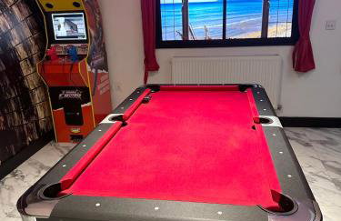 The Secret Agent Apartment - Brought to you by Coastline Retreats - Brand New - 2 mins walk to Beach - Childrens play den - Pool Table - Time Crisis Arcade Machine - Foto 24