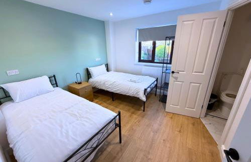 New 4 Bed House Sleeps up to 8 People - Foto 18