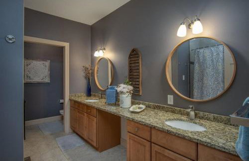 Brevard Basecamp · Brevard Basecamp fireplace in Primary BR - Foto 11