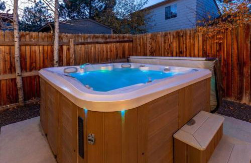 2 King Beds / Hot Tub / BBQ / Hiking / Fire Pit - Foto 2