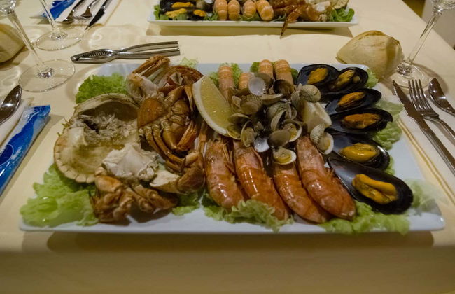 Mariscada y queimada en la ría de Arosa - Foto 1