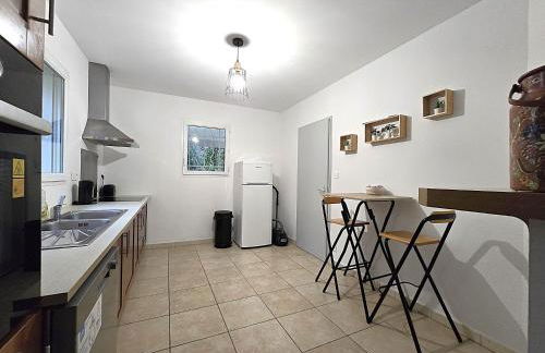 Le Parc Jean Édouard - Spa avec jacuzzi privé - Superbe villa 4 chambres - 9 couchages - 6 lits - Poêle - Parking - Climatisation réversible- Terrasse ombragée et grand jardin - Foto 4