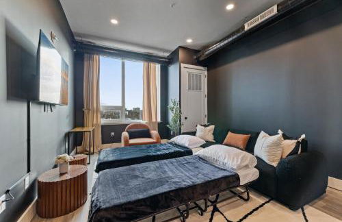 2BR 2BA, King bd, Gym, Free Parking, 8min to Train - Foto 54