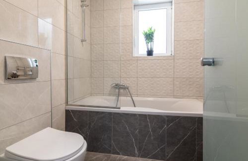 Fratelli Villa, with Heated Pool & Spa Whirlpool, By ThinkVilla - Foto 15