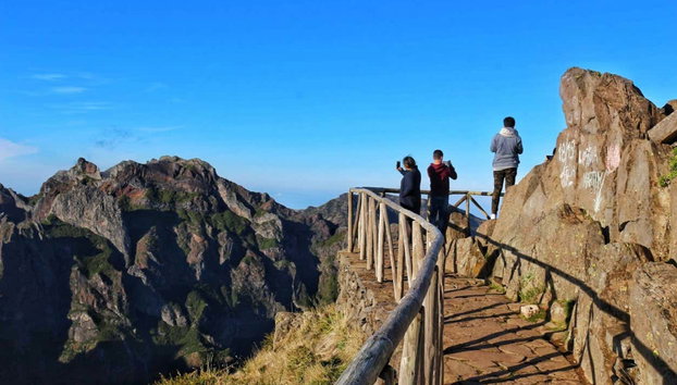 Excursión privada a Curral das Freiras y Pico del Arieiro - Foto 4, Disfrutando de las vistas del Pico del Areiro