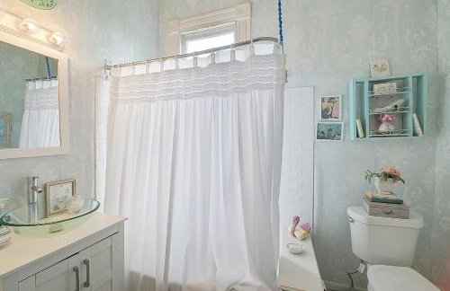 4BR 3 BA HUGE, Balcony, Cemetery, Streetcar sleeps 8! - Photo 80