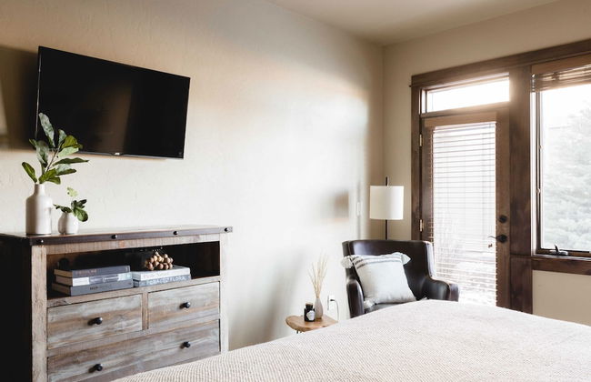 Klamath by Avantstay Gorgeous Mountain Home w/ Fire Pit, Spa & Lake Views - Photo 6