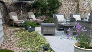 Luxury Cottage with Air Con & Walled Garden - Photo 3