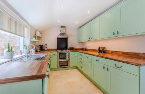 Charming 2 Bed Property - Photo 11