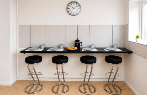 Large Home - Free Parking-WiFi By Hinkley Homes Short Lets & Serviced Accommodation - Photo 16