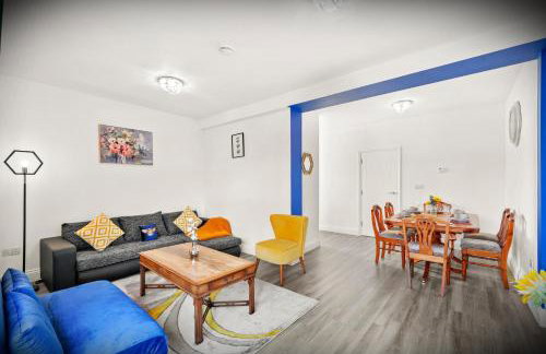 Elegant 3-bed apartment with FREE onsite PARKING in Enfield - Out door Patio - Big savings on Longer Stays - Photo 3